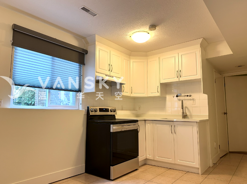 Surrey Central 地面层一室一卫套房出租